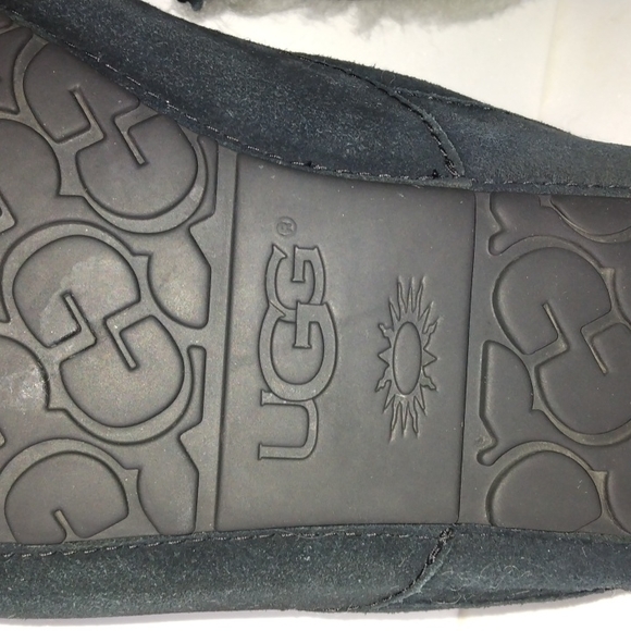 UGG Slippers - Picture 5 of 8